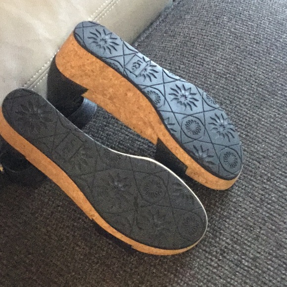 UGG WOMENS SANDALS ZOE OPEN TOE ZIP WEDGE SIZE 7 - Picture 3 of 5